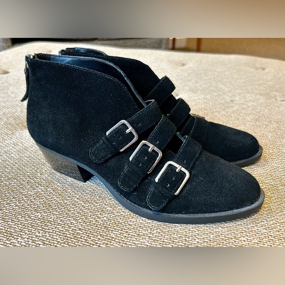 Women’s 7.5 M Nine West Kigero Black Suede Leather Buckle Strap Rear Zip Booties